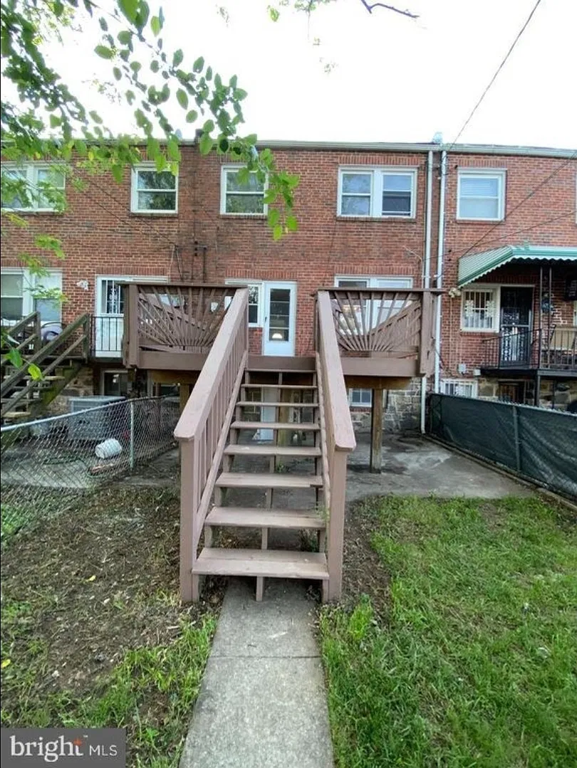 3 bed, 1216 sqft, $1,918 — Photo 1