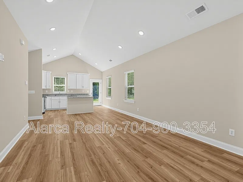 3 bed, 1300 sqft, $1,695 — Photo 4