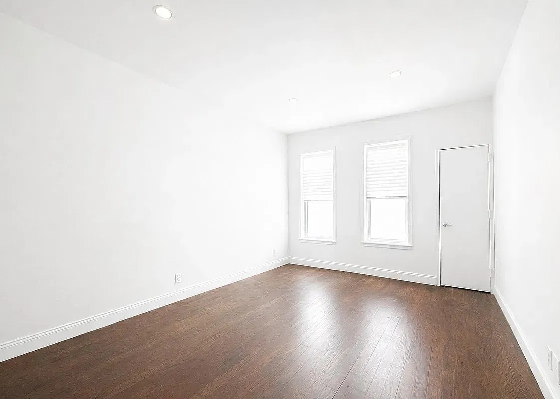 913 Broadway — Photo 1