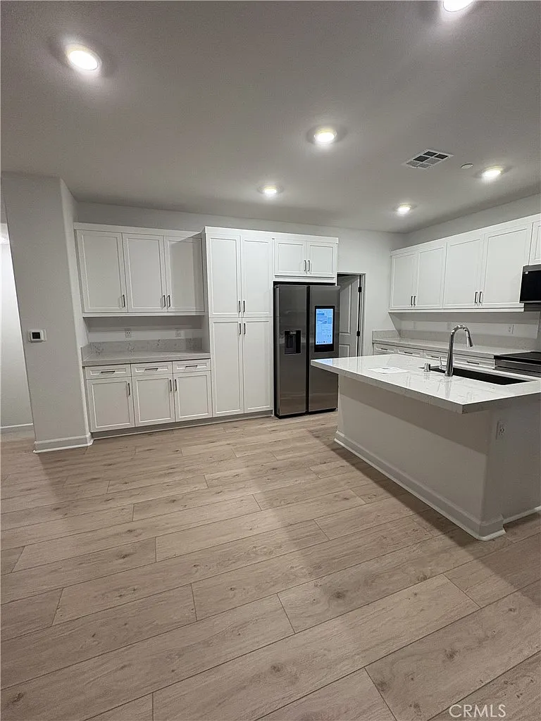 3 bed, 2.5 bath, 1408 sqft, $3,825 — Photo 4