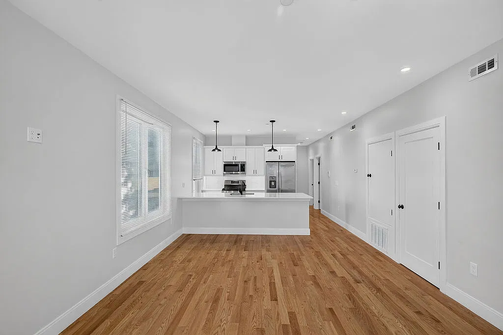 3 bed, 1063 sqft, $3,600 — Photo 2