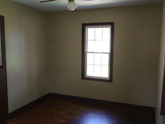 4th image of 140 E 12th St
