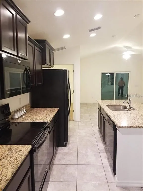 4 bed, 2.0 bath, 1986 sqft, $2,400 — Photo 3