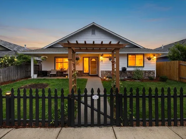 127 SW Vicki Ln, Grants Pass, OR 97526