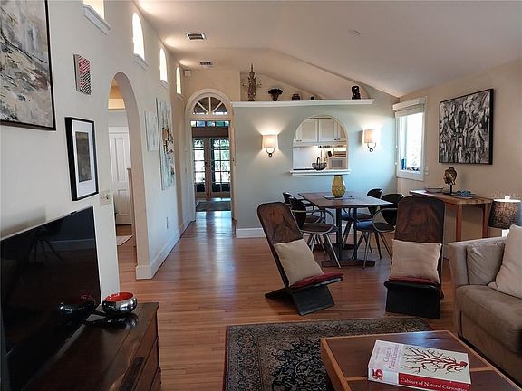 5th image of 524 Columbia Ct