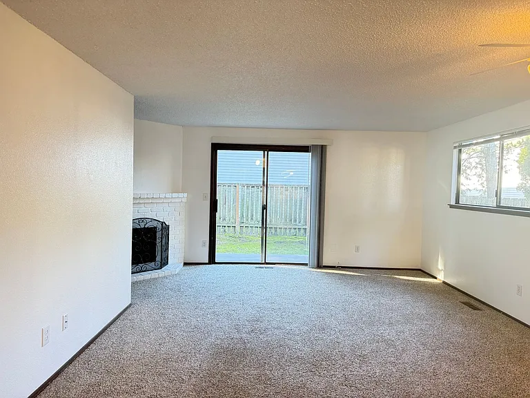 12334 SW Sussex St — Photo 7