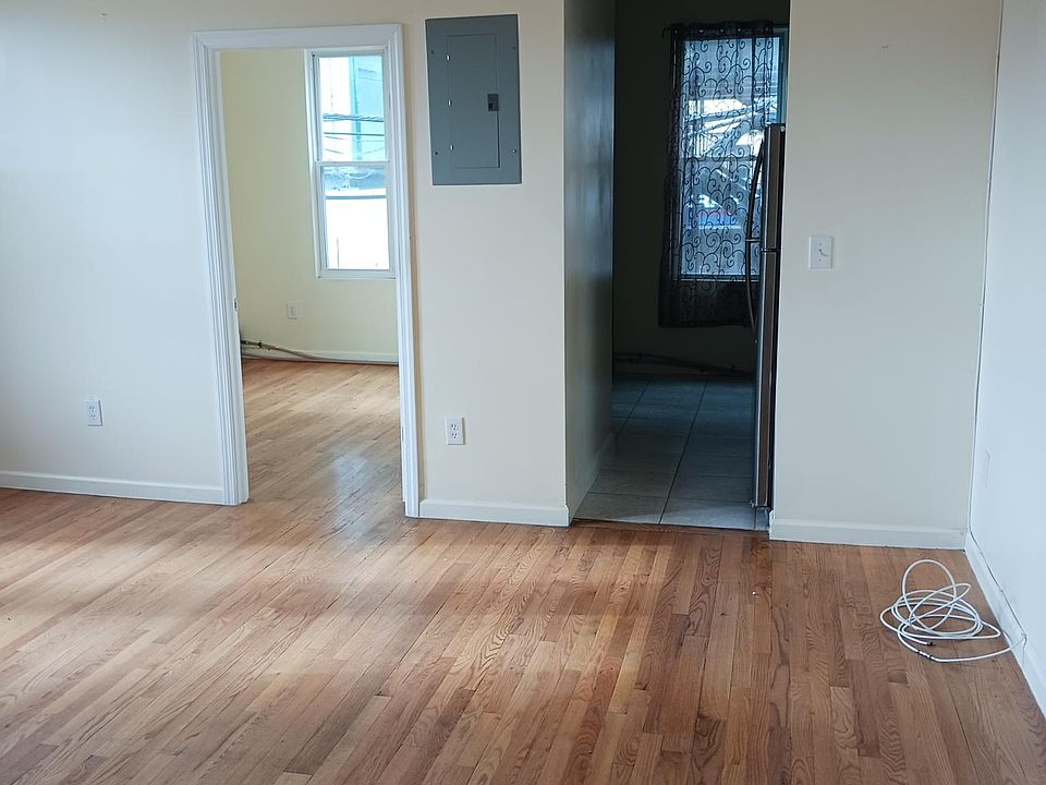 1st image of 720 E 225th St Floor 2