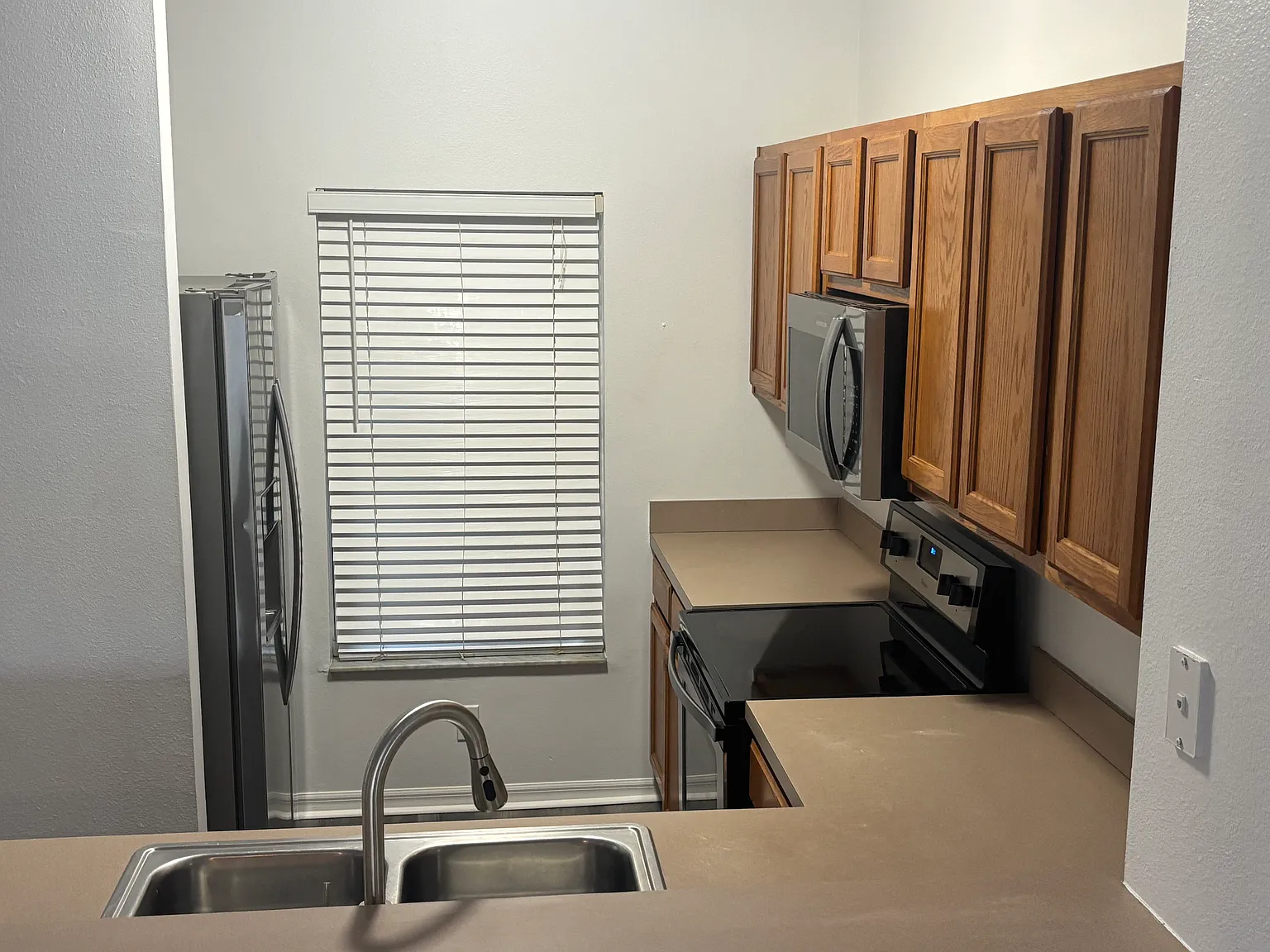 3 bed, 2.5 bath, 1295 sqft, $2,000 — Photo 4