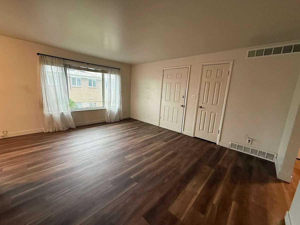 Building Photo - 545 E Stringham Ave #D