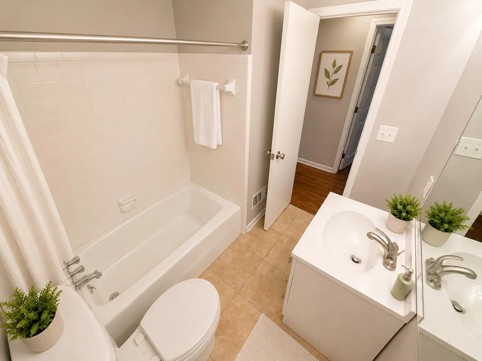 4 bed, 7.0 bath, 2192 sqft, $741 — Photo 4