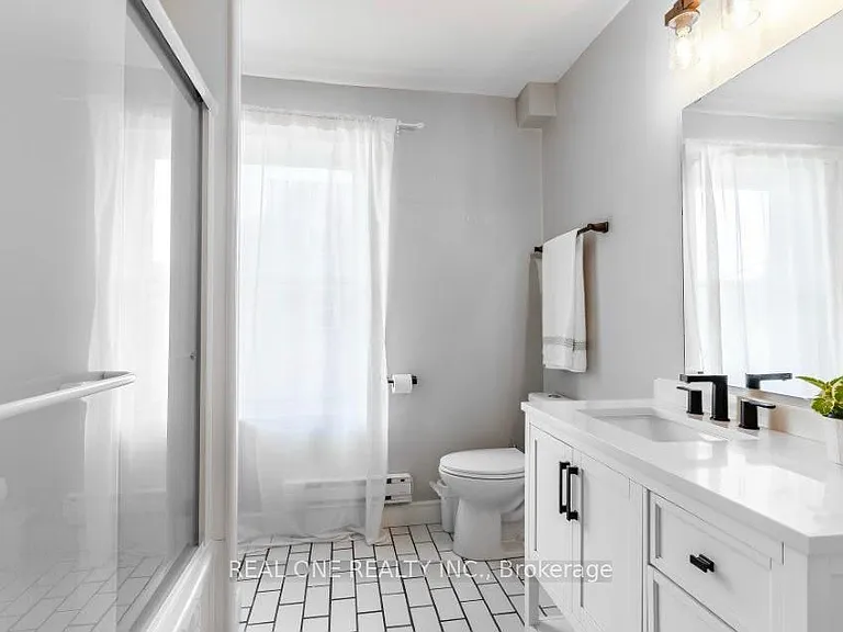 118 Queen St S #2 — Photo 7