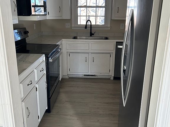 3rd image of 900 N Main St Unit 2