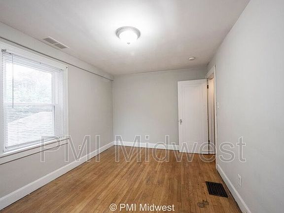 5th image of 5872 Rosslyn Ave