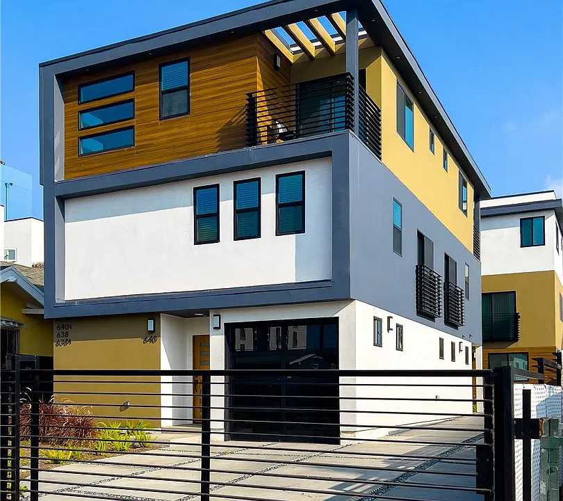 638 N Serrano Ave
