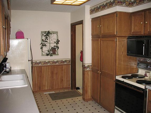 4th image of 1017 Greenwood Dr SE
