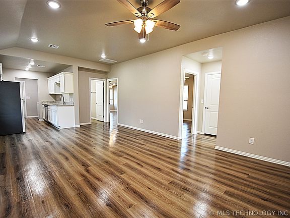 4th image of 725 Elm St