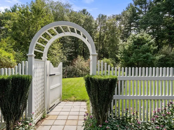 681 High St, Walpole, MA 02081
