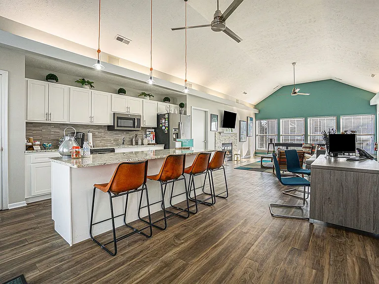 The Vista Apartments and Townhomes — Photo 6