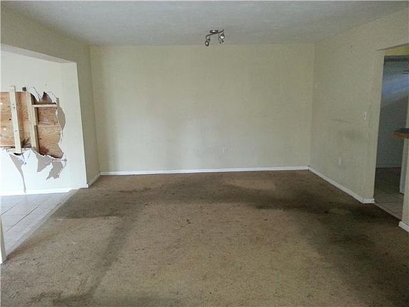 2nd image of 940 NW 183rd St