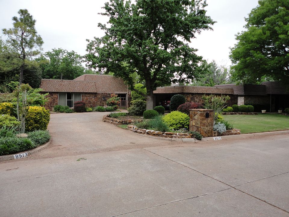 walk 5 min to community pool