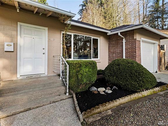 4th image of 409 10th Avenue Ct NE