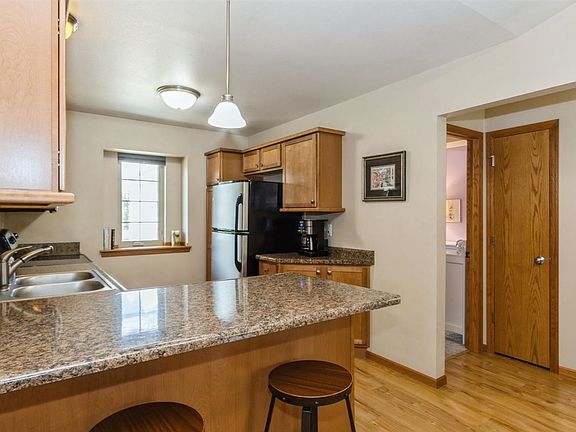 4th image of 1036 Sunny Side Dr