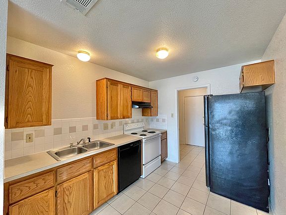 5th image of 1206 Charisse St #B