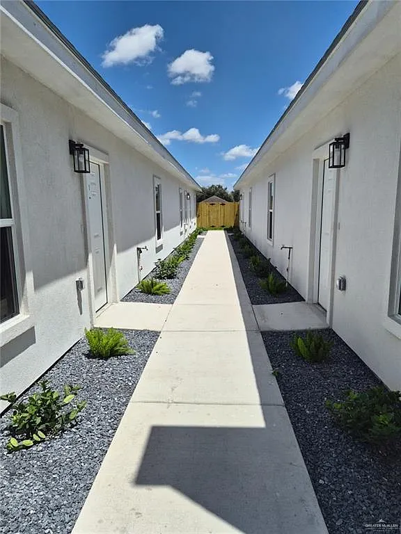 3 bed, 2.0 bath, 1000 sqft, $1,350 — Photo 2