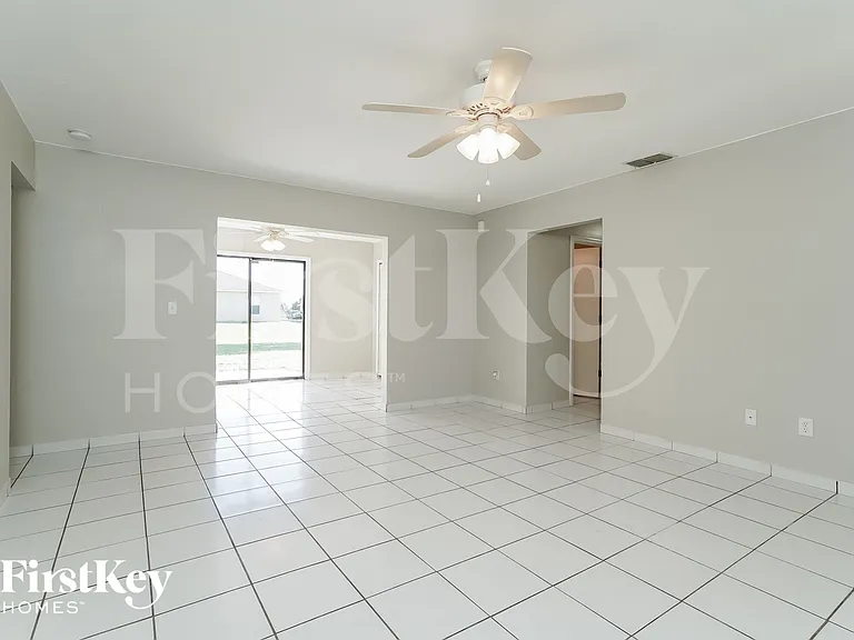2603 NE 4th Ave — Photo 2