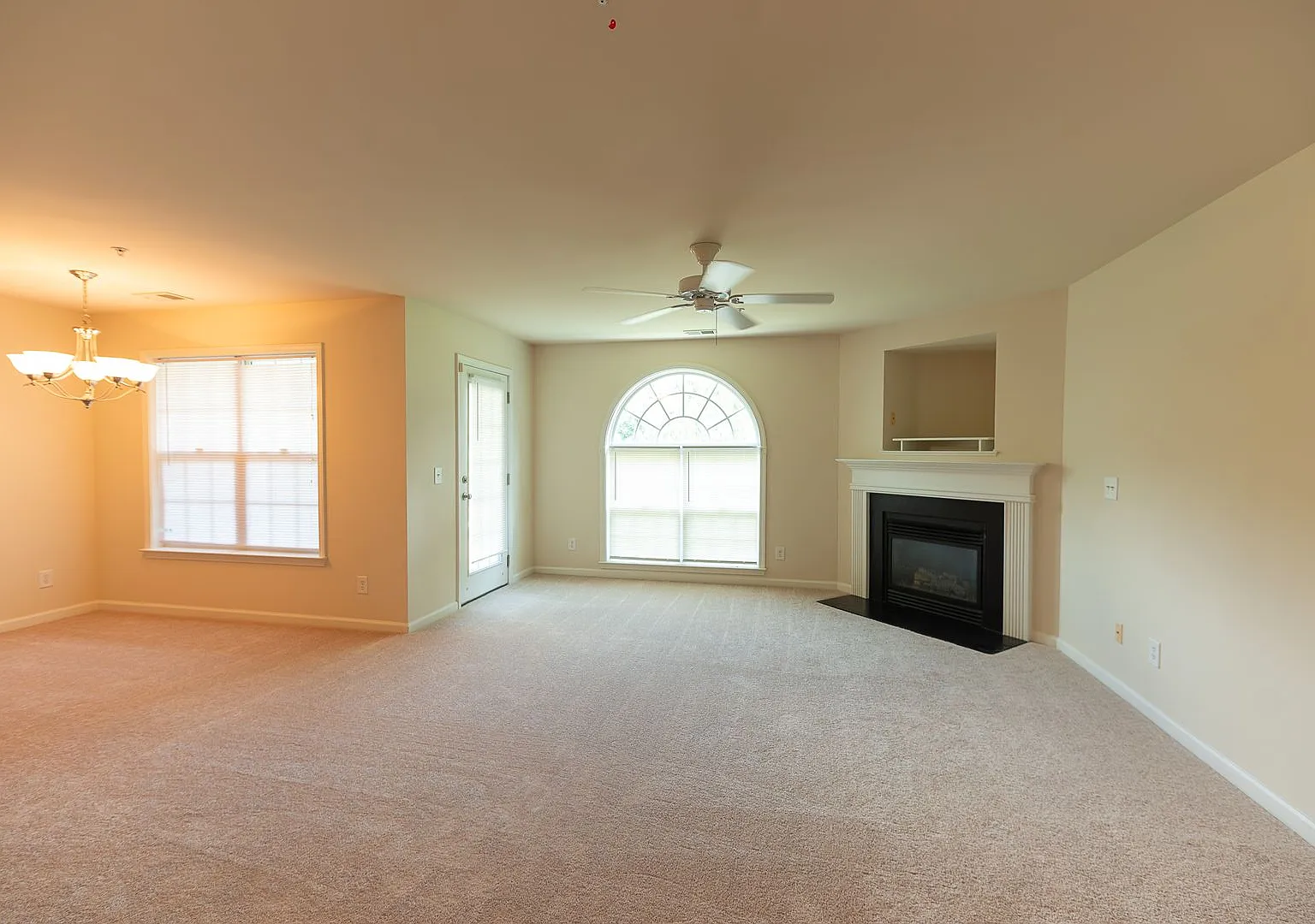 2 Bedroom Condo with Ensuite Bathroom — Photo 3