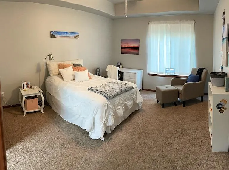 Masterbed with oversized walk-in closet
