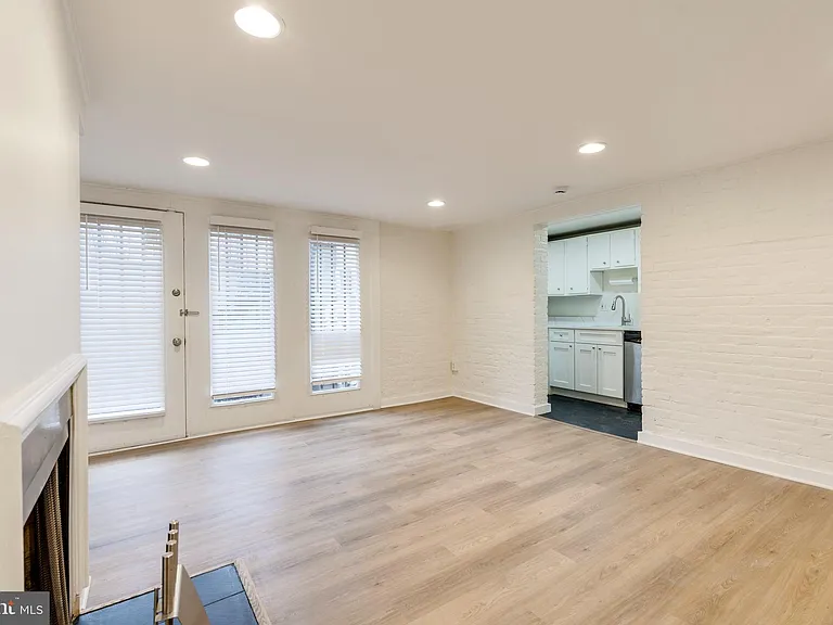 813 Maryland Ave NE — Photo 3