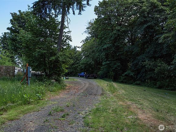 3rd image of 712 Cornwall Road NW