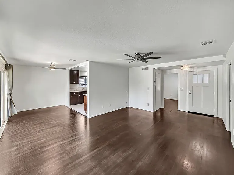 23008 Hamlin St — Photo 5