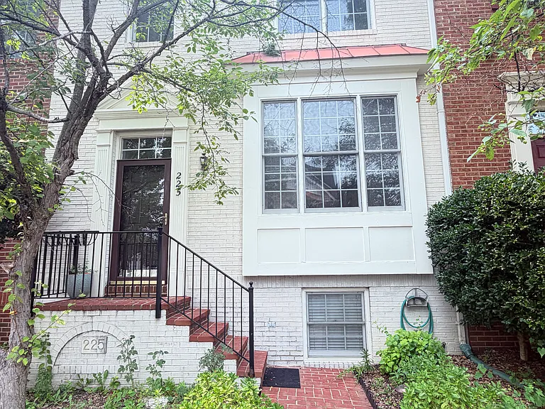 225 Deer Meadow Ln — Photo 1