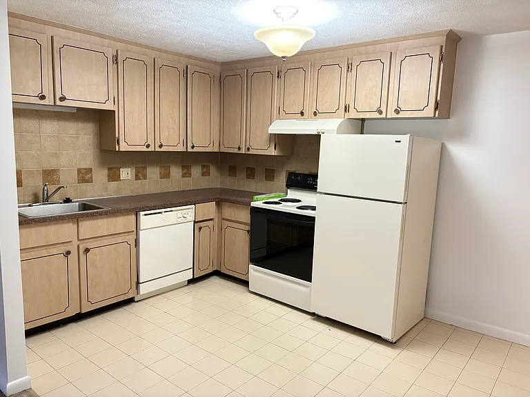Lexington St Apartments — Photo 39