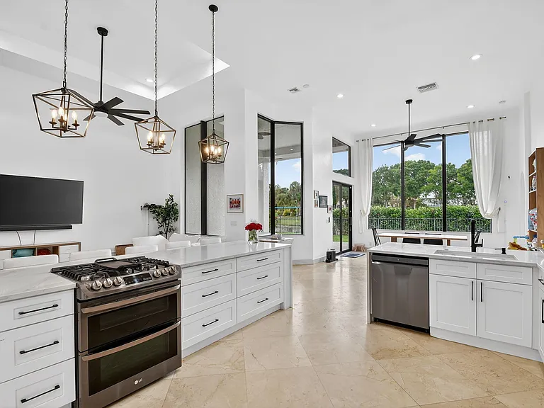 10337 Trianon Pl — Photo 28