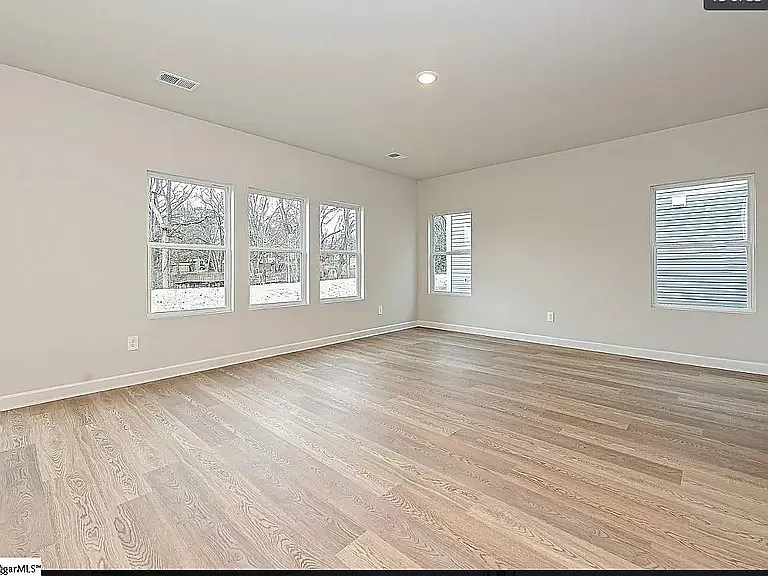 4 bed, 2479 sqft, $2,498 — Photo 2