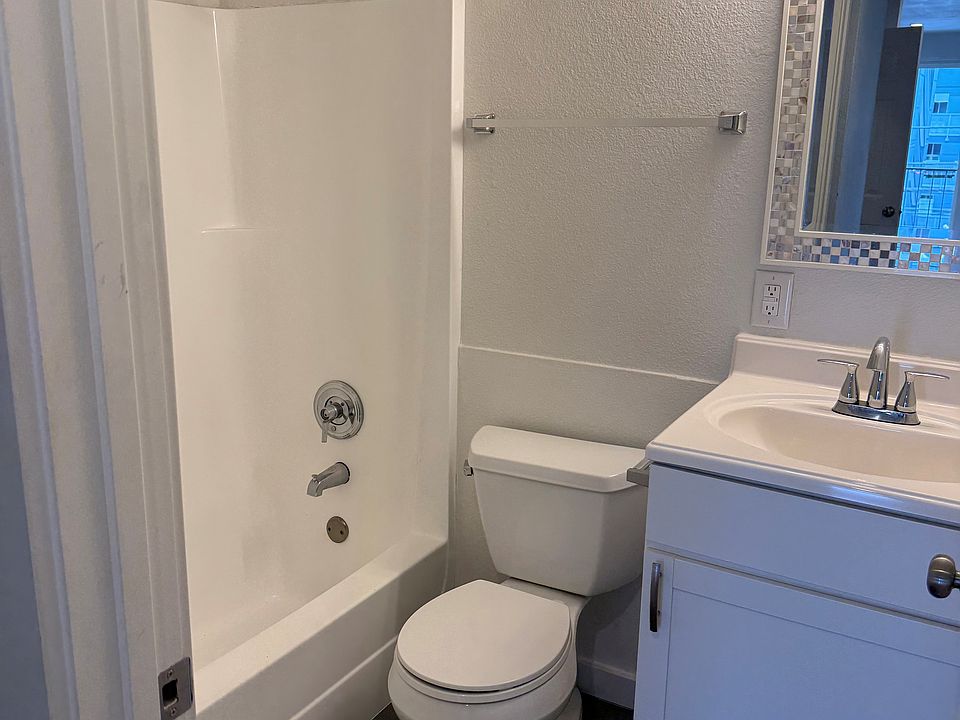 Bathroom - with tub/shower