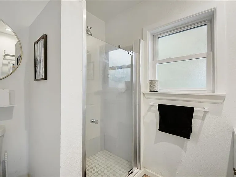 209 E Live Oak St #A — Photo 16