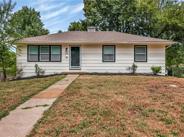 403 NW Lakeview Rd, Blue Springs, MO 64014