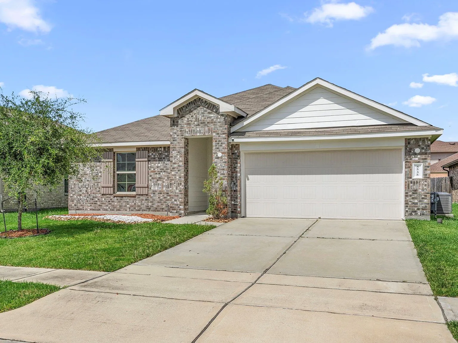 4 bed, 2.0 bath, 1860 sqft, $2,300 — Photo 4
