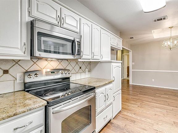 4th image of 407 Country Meadow Dr