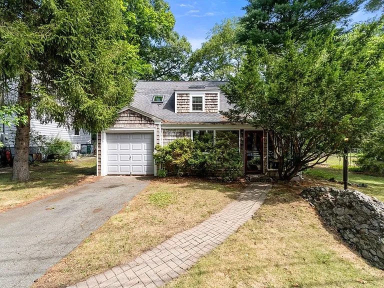 42 Elinor Rd — Photo 2