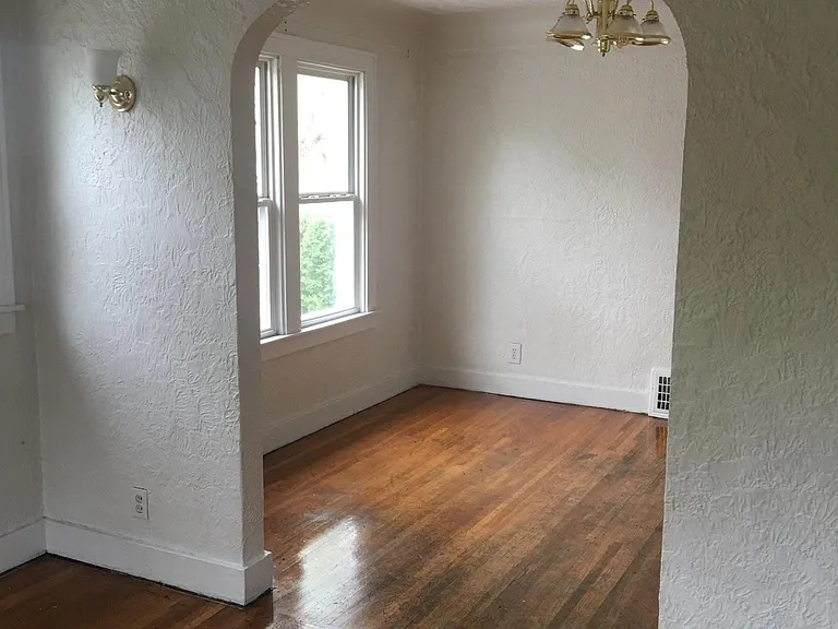 608 E Bernhard Ave — Photo 5