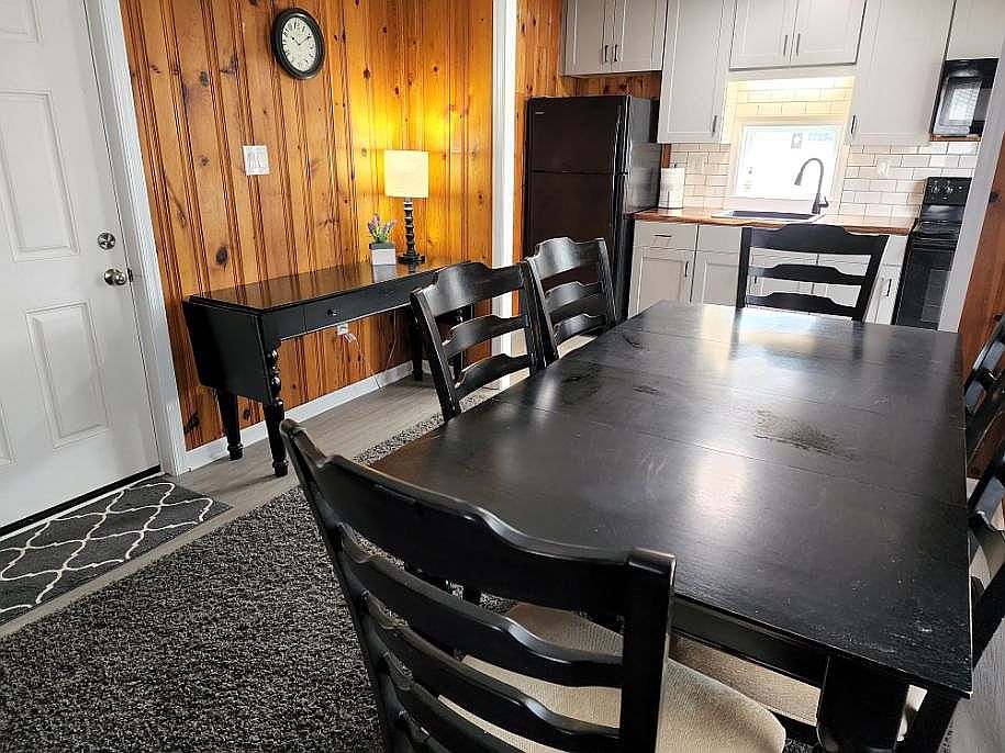 Open concept kitchen/dining