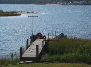 5 Division St, Waterford, CT 06385