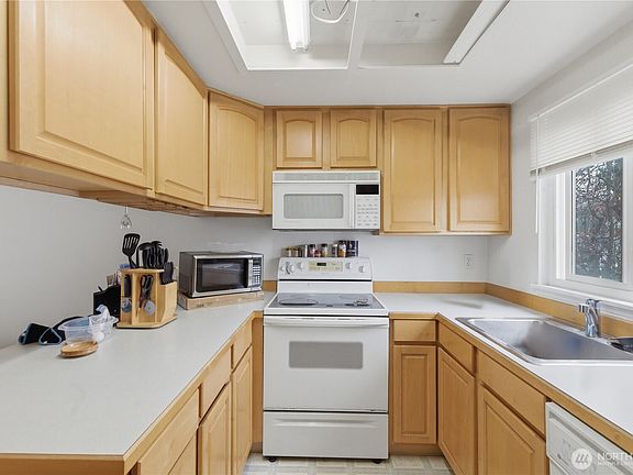 4th image of 8823 Holly Drive #E201