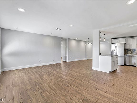 5th image of 793 Sunset Vista Dr
