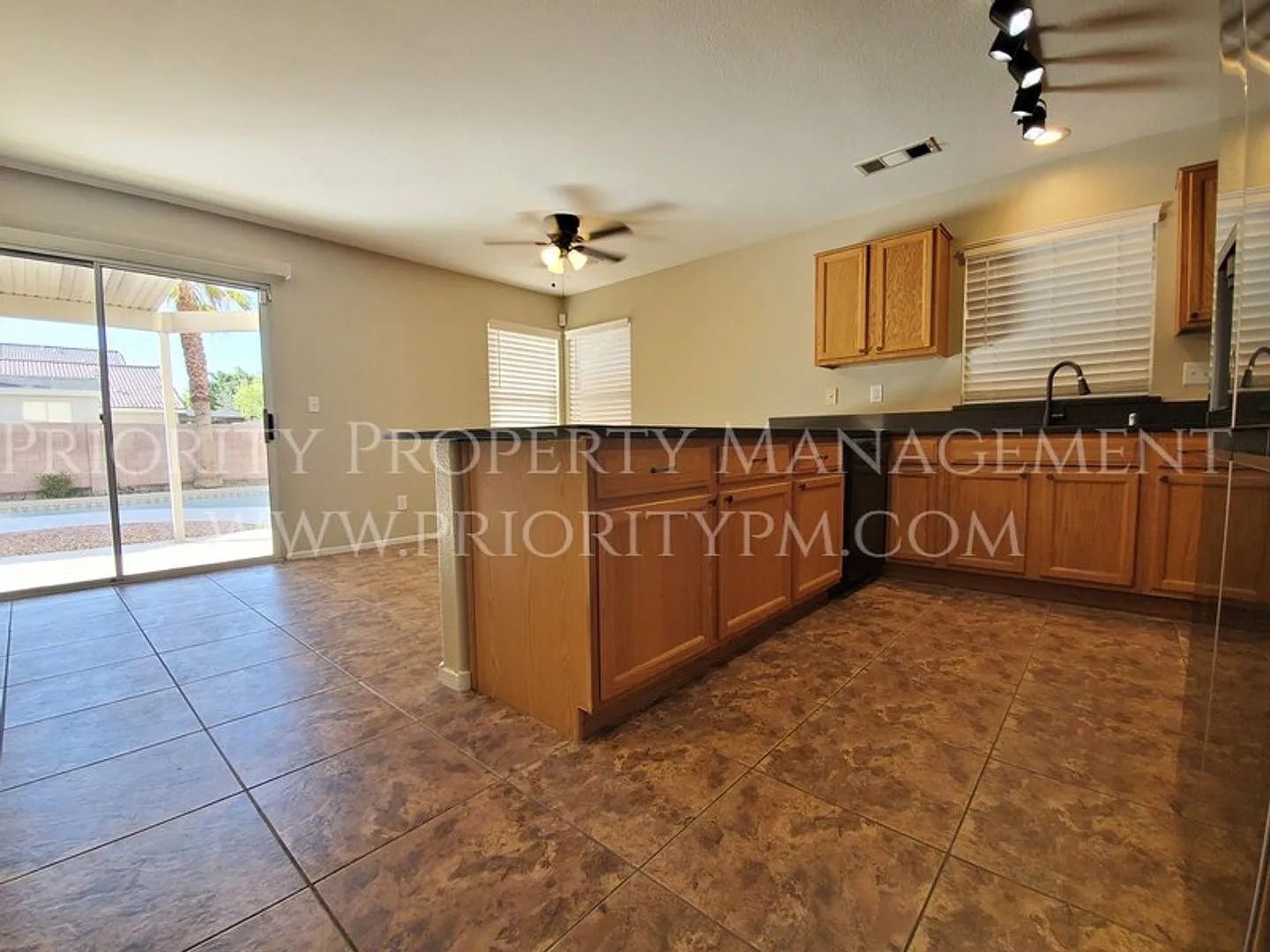 Nw Single Family Home W/Inground Pool!! — Photo 4